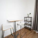 White 60 Qm Apartment - Zentral - Balkon - Messe